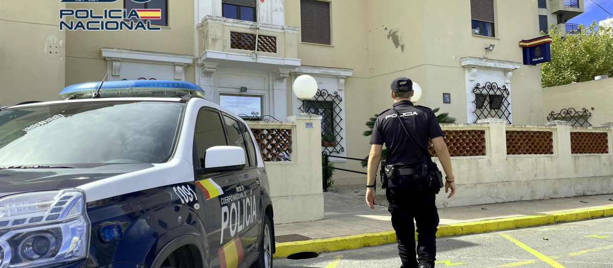 Imagen de un agente de la Policía Nacional en Denia