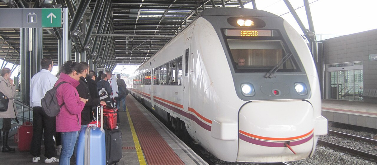 Pasajeros en la estación de tren Rosa Manzano, en Burgos