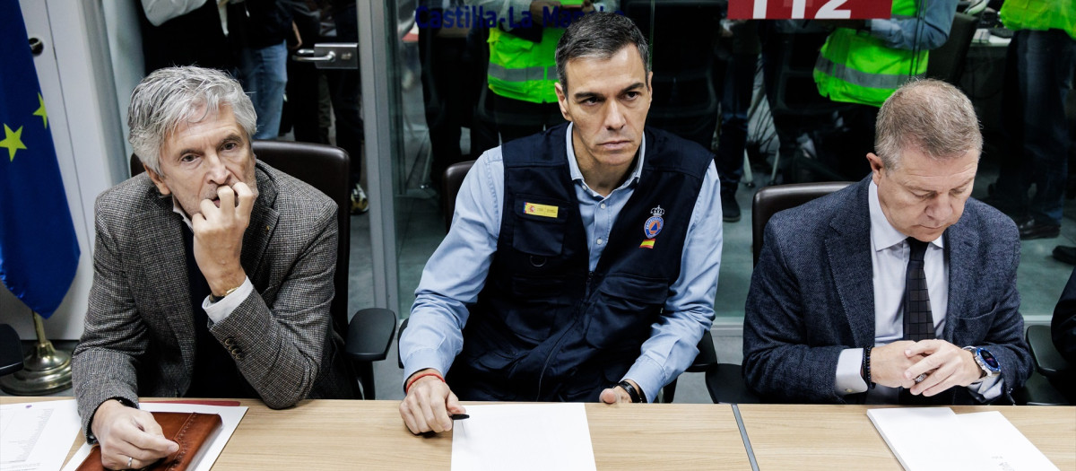 El ministro del Interior, Fernando Grande-Marlaska; el presidente del Gobierno, Pedro Sánchez, y el presidente de Castilla-La Mancha, Emiliano García-Page