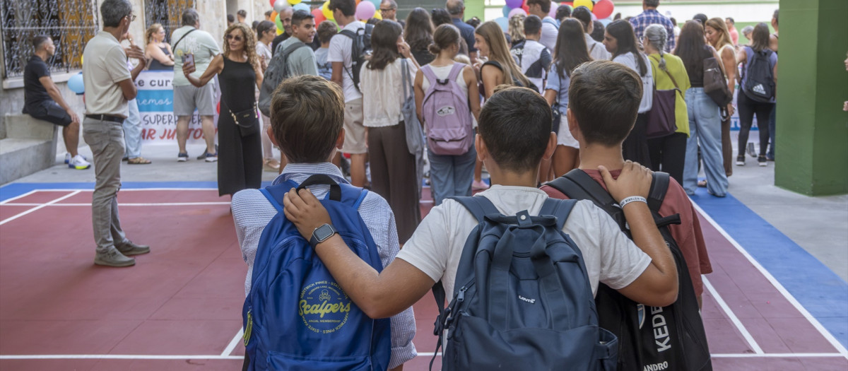 Un grupo de niños a la entrada del colegio