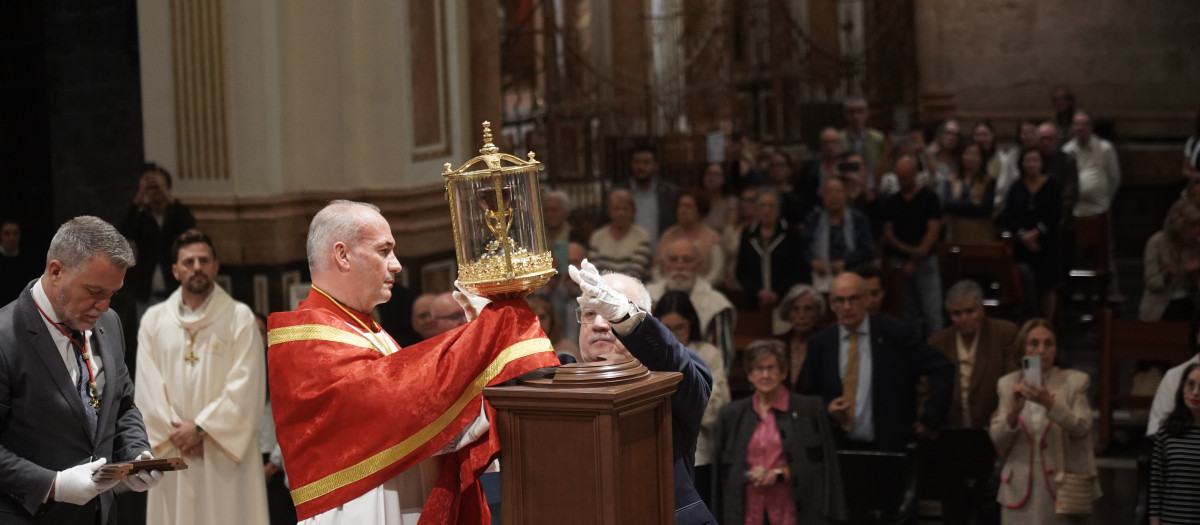 Imagen del Arzobispo de Valencia junto al Santo Cáliz