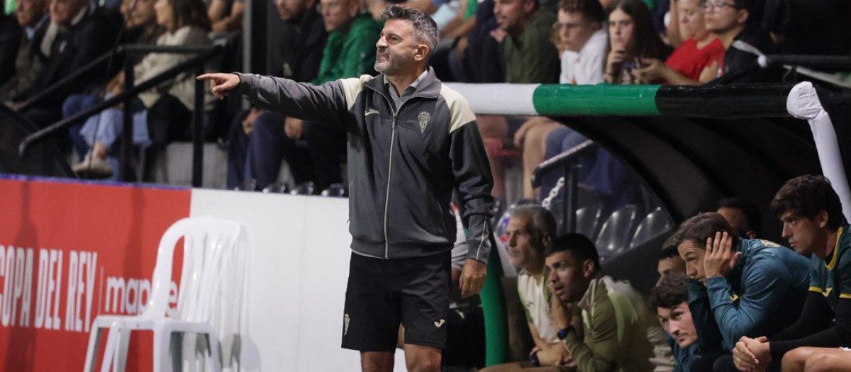 Iván Ania dirigiendo al Córdoba en La Palma