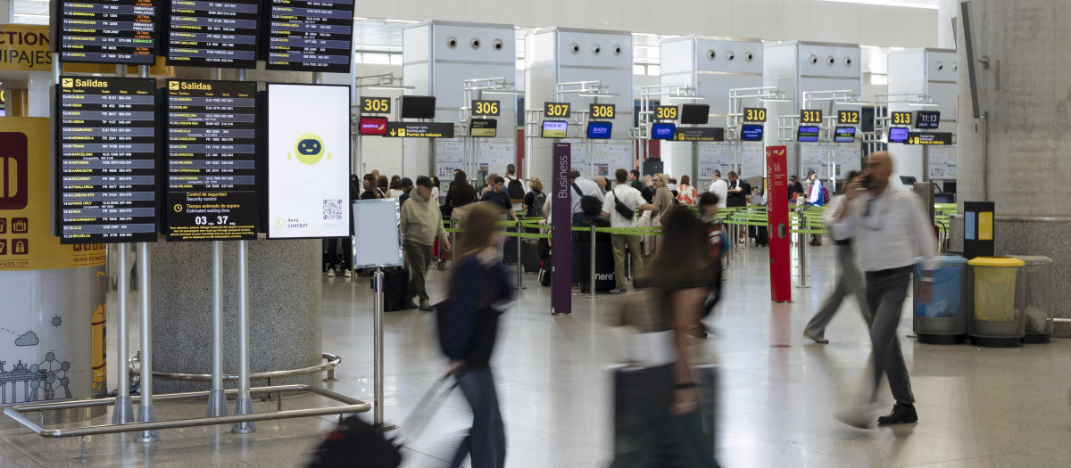Varias personas hacen cola en los mostradores del aeropuerto de Málaga para volar hacia Madrid