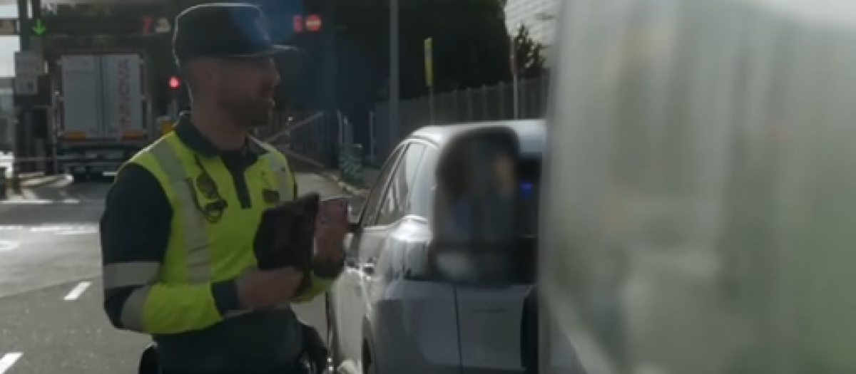 El agente pide explicaciones al conductor de una furgoneta