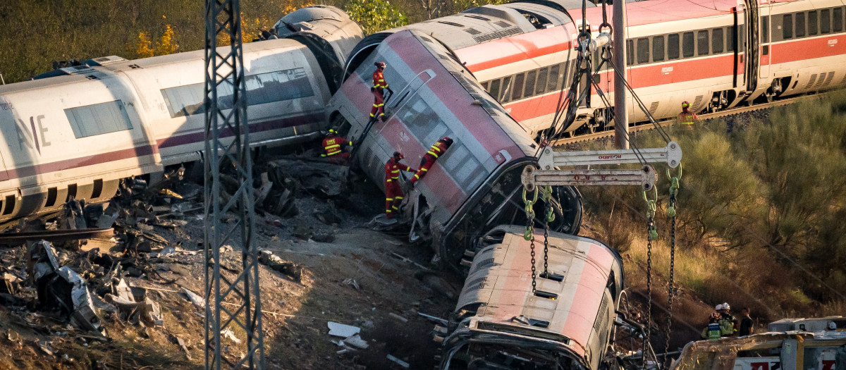 Efectivos de la UME trabajan en los vagones descarrilados en la zona del accidente ferroviario en Urda (archivo)