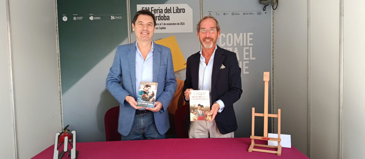 Los escritores Javier Ortega y Francisco Gordón en la caseta de firmas