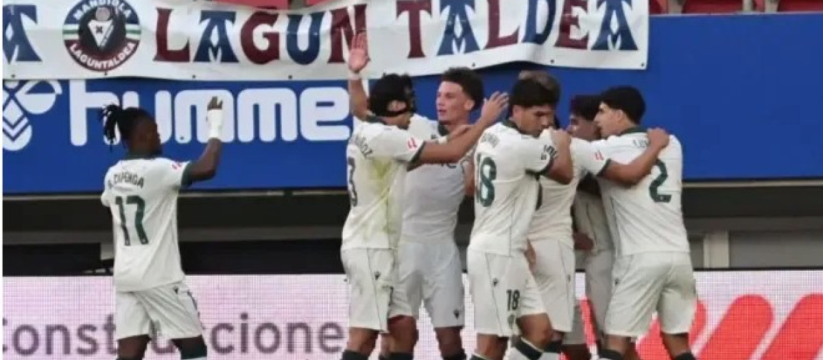 Los jugadores del Almería celebran el 0-1 ante el Éibar