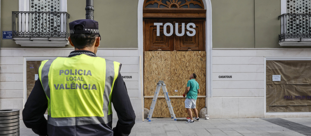 Comercios cerrados frente a las amenazas de disturbios en el centro de Valencia
