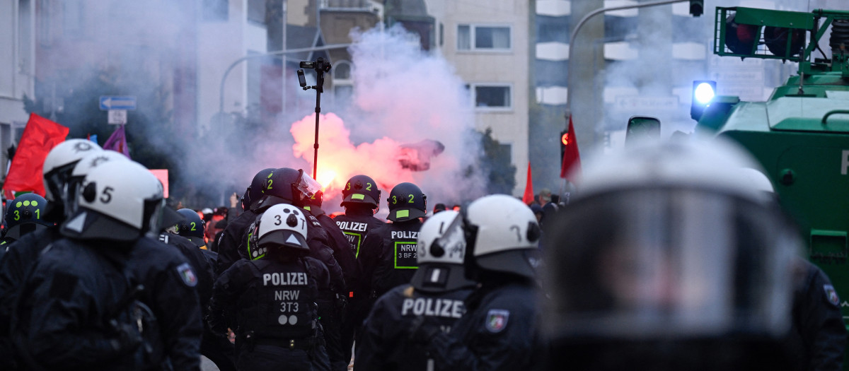 La policía antidisturbios de Alemania vigila una manifestación en Colonia donde jóvenes encienden bengalas