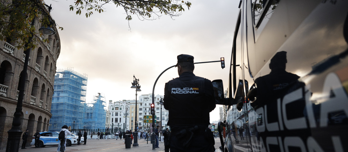 Miembros de la Policía Nacional montan guardia en los alrededores de la plaza de toros de Valencia