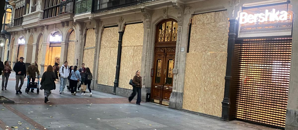 Los comercios de Bilbao se protegen frente a posibles altercados