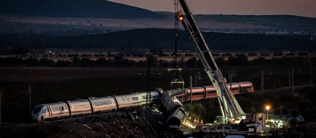 Varias grúas trabajan en la zona del accidente ferroviario en Urda