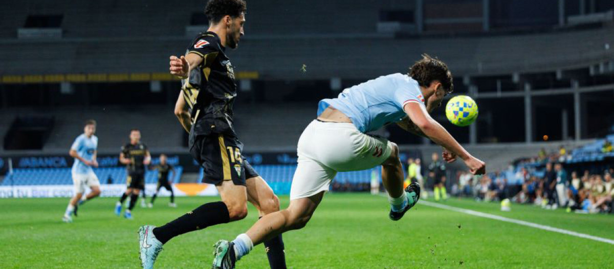 Adnane Ghailan presiona a un jugador del Celta Fortuna