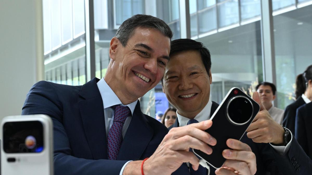 Por qué Sánchez ha elegido Xiaomi en su viaje a China: móviles baratos, coches eléctricos y fábricas oscuras