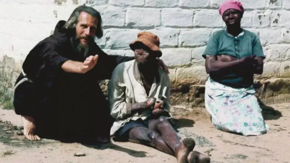 El pariente de Churchill y oficial de élite que murió por sus leprosos: John Bradburne, el «Vagabundo de Dios»