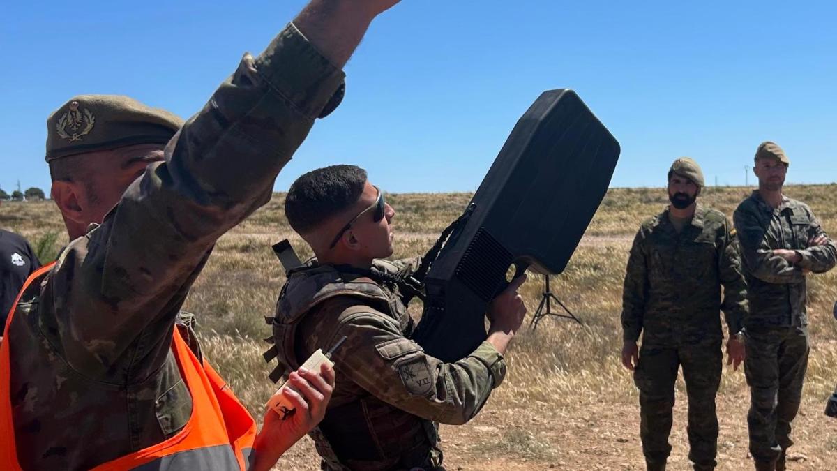 El Ejército ensaya un «rifle anti-drones» que dispara un haz electromagnético en primera línea de combate