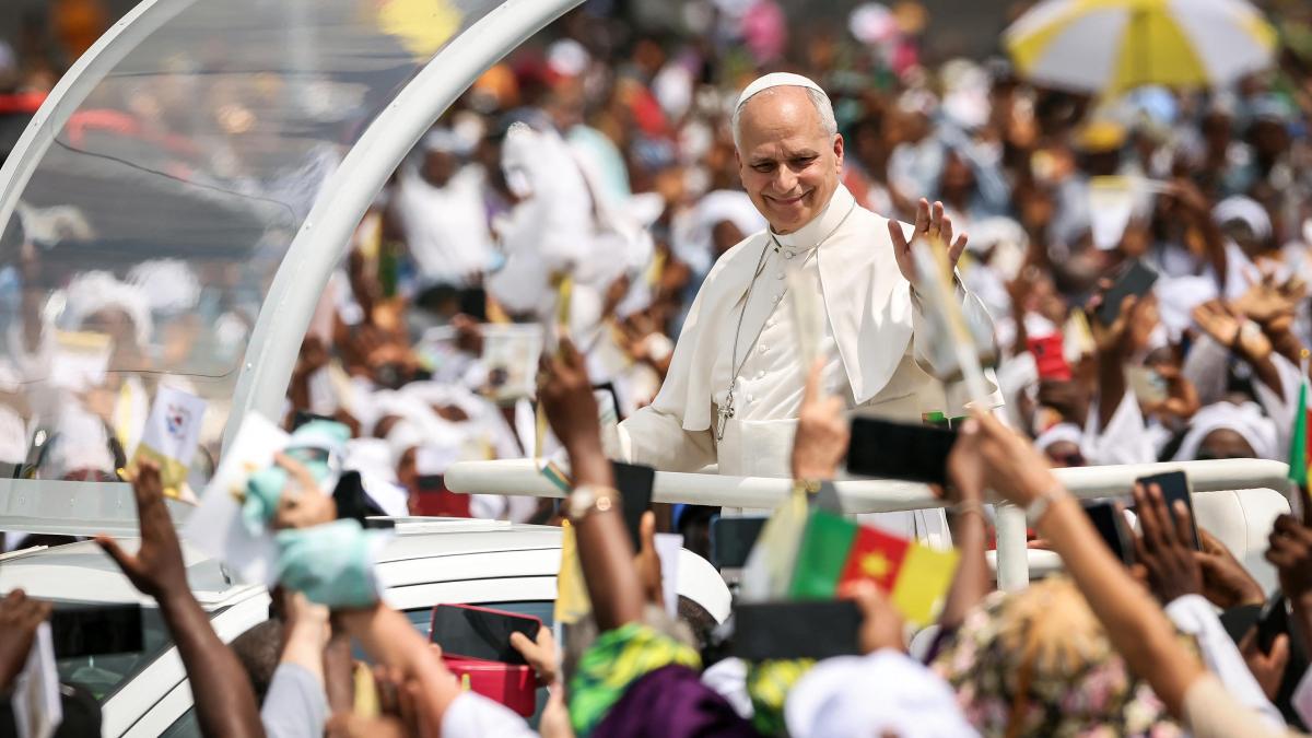 En Papa lee su homilía en francés e inglés: «Hay pan para todos si se da a todos y no se toma con una mano que acapara»