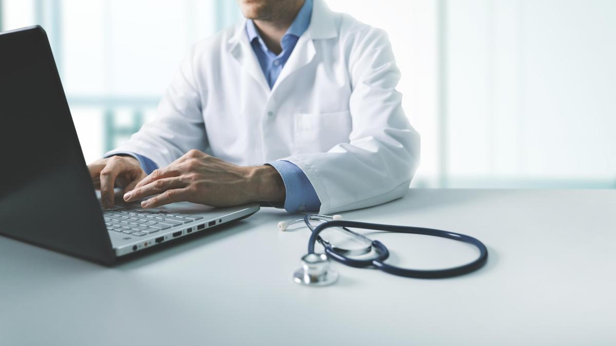 La Sanidad inglesa utilizará la IA para asesorar a pacientes y reducir tiempos de espera
