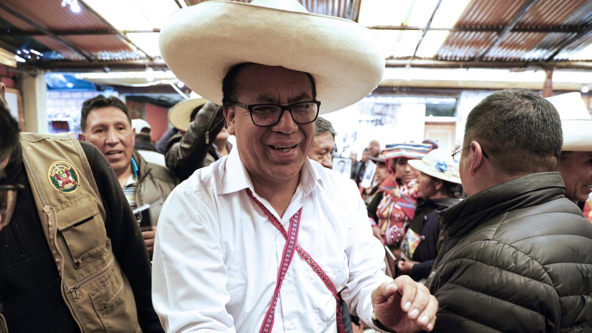 Roberto Sánchez, el exministro de Castillo que propone gobernar Perú bajo la sombra de su sombrero