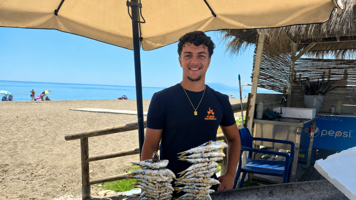 Javi, el joven de 20 años que se ha coronado campeón espetero de Málaga: «Quiero ser el Messi de las sardinas»
