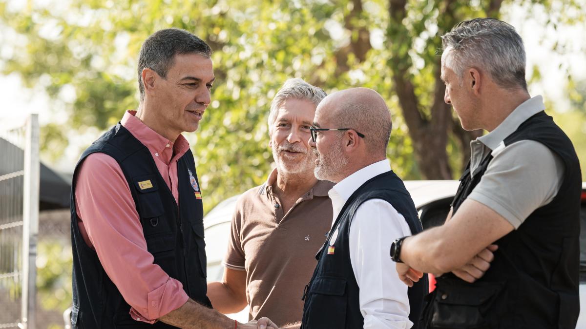 Una comitiva de siete vehículos 'blinda' a Sánchez a su llegada al puesto de mando de los incendios de Madrid