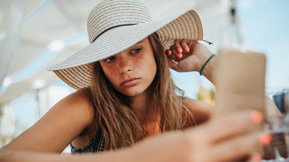 Ni el sol cura el acné ni el agua de mar hace milagros: cuatro falsos mitos del verano sobre la piel