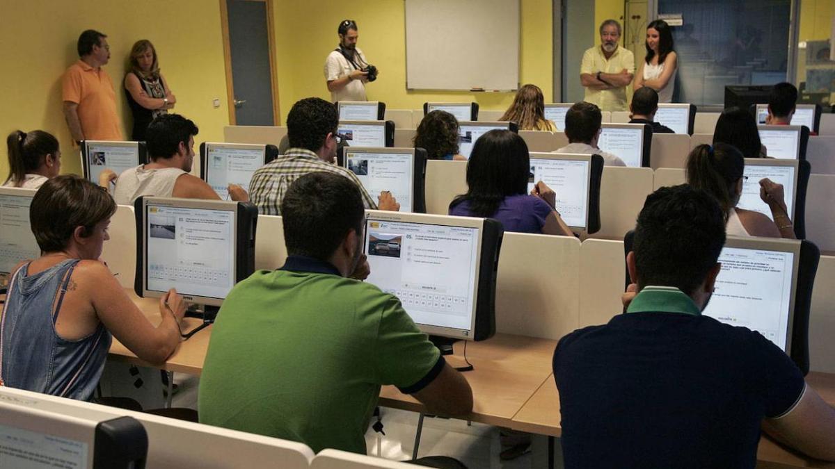 Solo uno de cada diez conductores gallegos aprobaría hoy el examen teórico