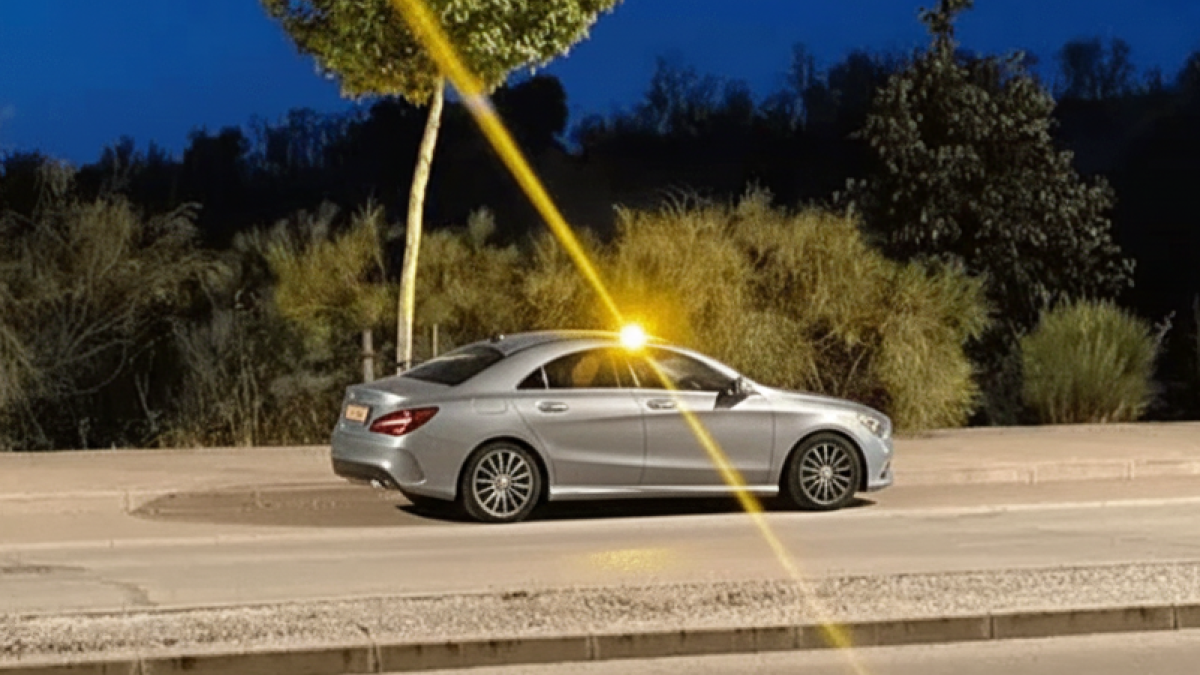 La empresa que hace negocio cada vez que un conductor en apuros enciende una baliza V16 gracias a la DGT