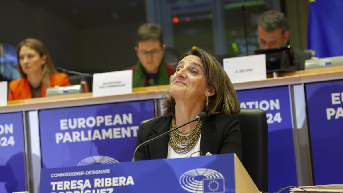 El miedo europeo ante un posible desabastecimiento de combustible deja en evidencia a Teresa Ribera