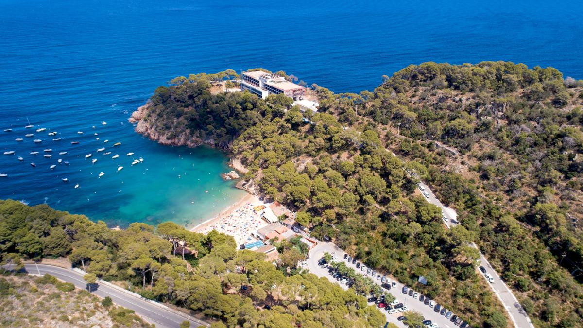 El Parador más mediterráneo, suspendido sobre un acantilado y rodeado de calas de aguas turquesa