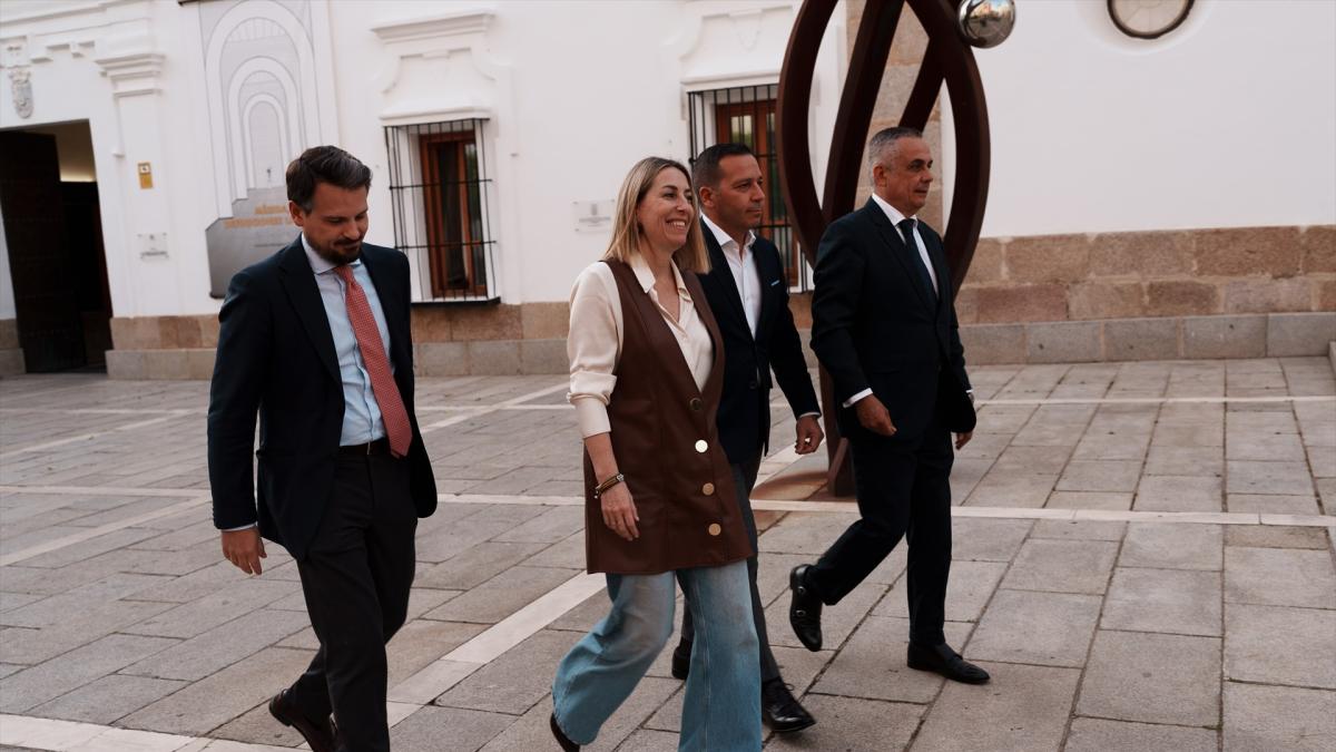 ​'No' al reparto de inmigrantes ilegales ni a Mercosur, prioridad nacional y rebajas fiscales: las claves del acuerdo PP-Vox en Extremadura