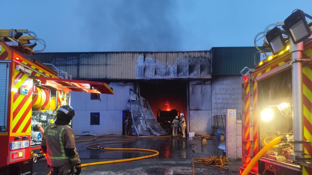 Arden dos tráilers en una nave de transportes en un polígono industrial de Orense