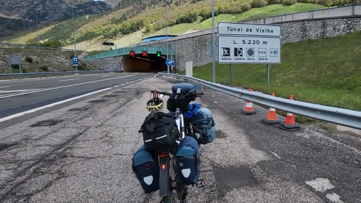 El único túnel para ciclistas del mundo está en España: paran a los coches cuando quiere pasar una bici