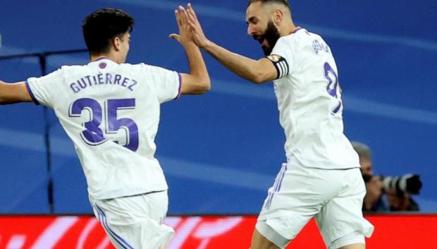 Miguel Gutiérrez celebra un gol junto a Karim Benzema