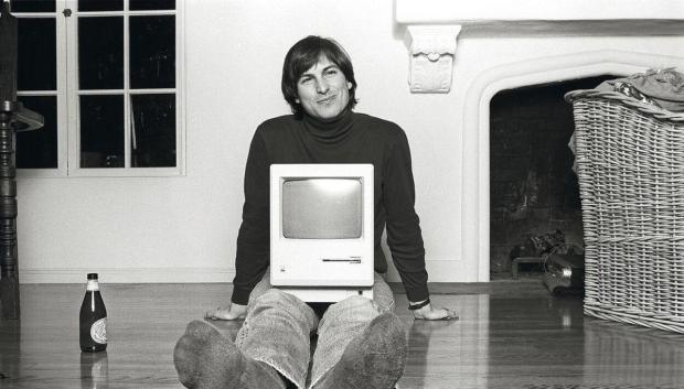 Steve Jobs con uno de los primeros Mac