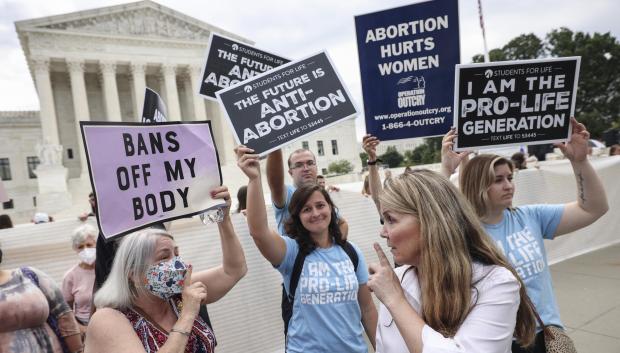 Activistas pro-vida y pro-aborto protestan frente a la Corte Suprema, Washington, DC.