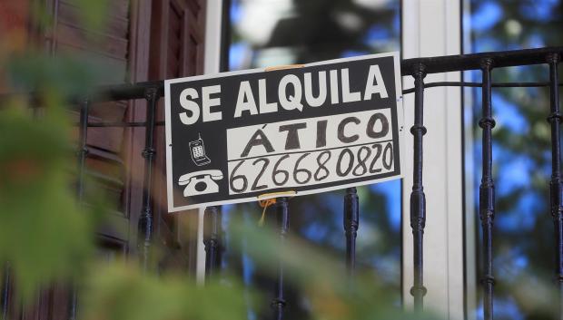 Vista de un cartel de alquiler de vivienda en Madrid