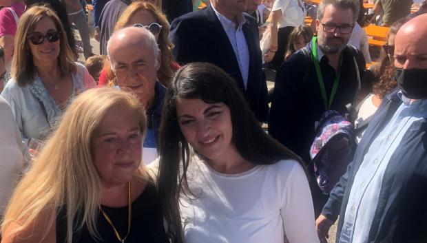 Macarena Olona saludando a los simpatizantes en el acto.