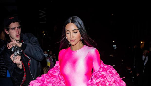 Kim Kardashian con total look de Balenciaga