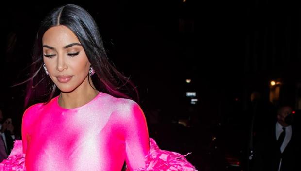 Kim Kardashian con total look de Balenciaga