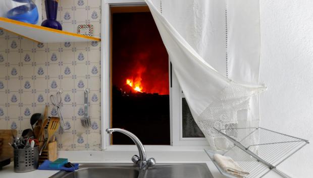 La lava se ve desde la ventana de una casa del Paso en La Palma