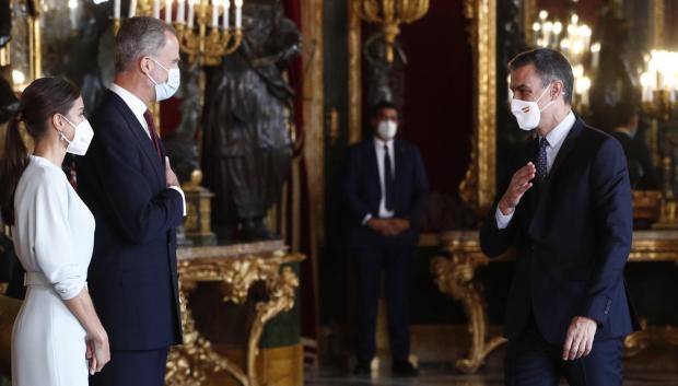 Los Reyes reciben en La Zarzuela a Pedro Sánchez, tras el desfile.