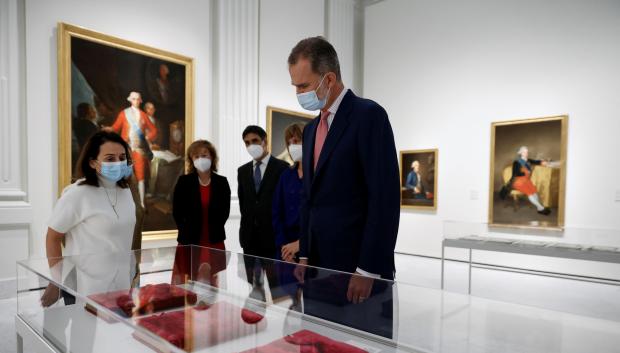 El rey Felipe en su visita a un espacio de exposiciones permanente del Banco de España que se inaugura este miércoles con una muestra sobre la vinculación de su colección de arte con Goya y que cuenta con una treintena de piezas de 14 artistas.