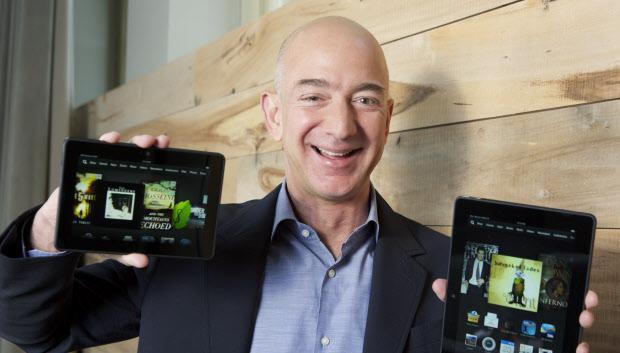 Jeff Bezos con dos modelos Kindle, el producto estrella de Amazon