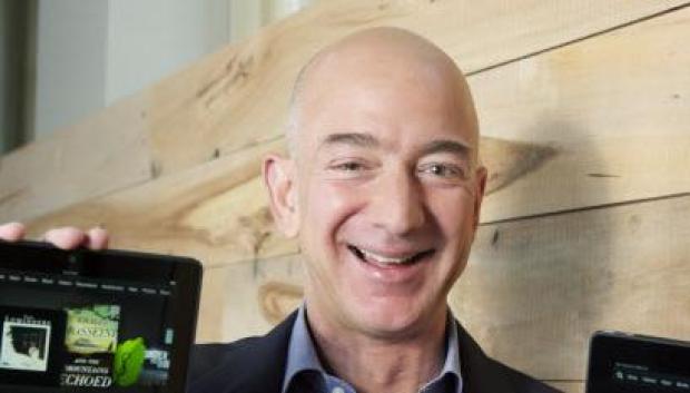 Jeff Bezos con dos modelos Kindle, el producto estrella de Amazon