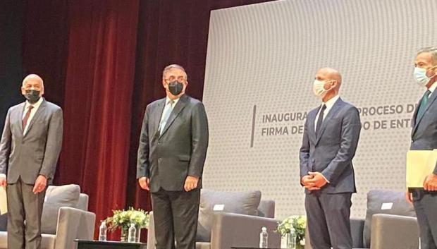 De derecha a izquierda el representantes de la oposición venezolana, el mediador de noruego, el canciller mexicano y el representante del régimen de Maduro.