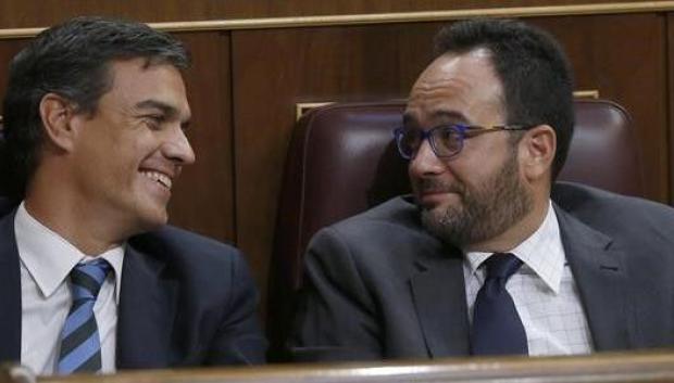 Pedro Sánchez y Antonio Hernando en 2016.