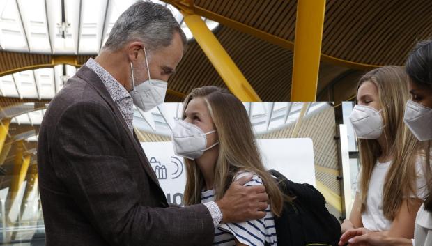 Su Majestad Felipe VI, la Reina Letizia y la Infanta Sofía, despidiéndose de la Princesa Leonor el pasado agosto, en el aeropuerto Barajas-Adolfo Suárez de Madrid.