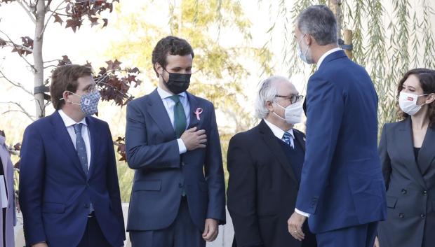 Autoridades recibiendo a Felipe VI en el acto inaugural de la IE Tower.