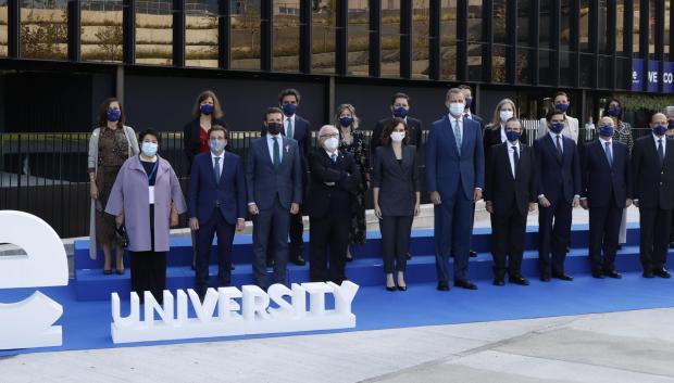 El Rey junto a autoridades políticas en la inauguración de la IE Tower.